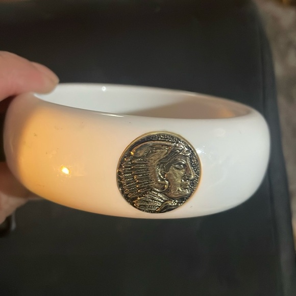 Vintage lucite goldtone studded bracelet - Picture 1 of 5